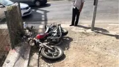 Otomobil motosiklete çarptı: 2 yaralı Otomobil motosiklete çarptı: 2 yaralı