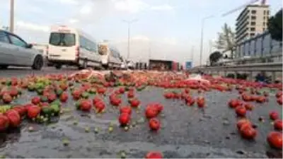 Otomobilin çarptığı sebze yüklü kamyonet devrildi: 1'i ağır 2 yaralı Otomobilin çarptığı sebze yüklü kamyonet devrildi: 1'i ağır 2 yaralı