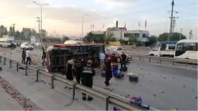 Otomobilin çarptığı sebze yüklü kamyonet devrildi: 1'i ağır 2 yaralı Otomobilin çarptığı sebze yüklü kamyonet devrildi: 1'i ağır 2 yaralı