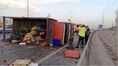 Otomobilin çarptığı sebze yüklü kamyonet devrildi: 1'i ağır 2 yaralı Otomobilin çarptığı sebze yüklü kamyonet devrildi: 1'i ağır 2 yaralı