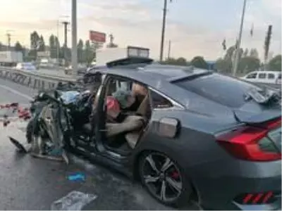 Otomobilin çarptığı sebze yüklü kamyonet devrildi: 1'i ağır 2 yaralı Otomobilin çarptığı sebze yüklü kamyonet devrildi: 1'i ağır 2 yaralı