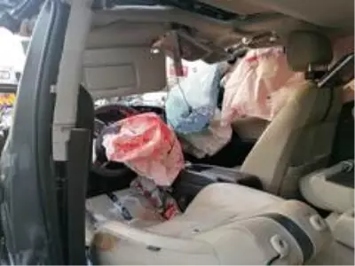 Otomobilin çarptığı sebze yüklü kamyonet devrildi: 1'i ağır 2 yaralı Otomobilin çarptığı sebze yüklü kamyonet devrildi: 1'i ağır 2 yaralı