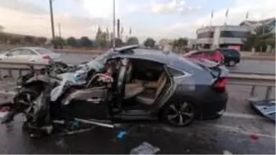 Otomobilin çarptığı sebze yüklü kamyonet devrildi: 1'i ağır 2 yaralı Otomobilin çarptığı sebze yüklü kamyonet devrildi: 1'i ağır 2 yaralı