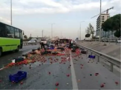 Otomobilin çarptığı sebze yüklü kamyonet devrildi: 1'i ağır 2 yaralı Otomobilin çarptığı sebze yüklü kamyonet devrildi: 1'i ağır 2 yaralı