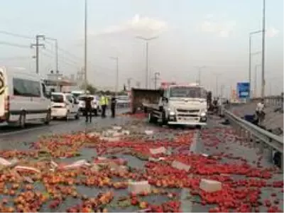 Otomobilin çarptığı sebze yüklü kamyonet devrildi: 1'i ağır 2 yaralı Otomobilin çarptığı sebze yüklü kamyonet devrildi: 1'i ağır 2 yaralı