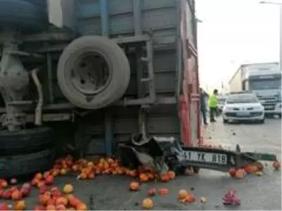 Otomobilin çarptığı sebze yüklü kamyonet devrildi: 1'i ağır 2 yaralı Otomobilin çarptığı sebze yüklü kamyonet devrildi: 1'i ağır 2 yaralı