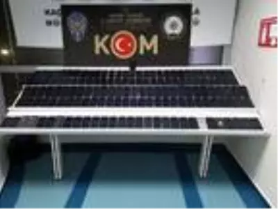 Otomobilin zulasından 146 kaçak cep telefonu çıktı Otomobilin zulasından 146 kaçak cep telefonu çıktı