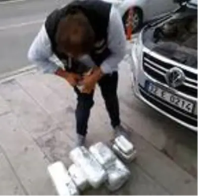 Otomobilin zulasından 146 kaçak cep telefonu çıktı Otomobilin zulasından 146 kaçak cep telefonu çıktı