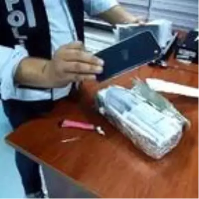 Otomobilin zulasından 146 kaçak cep telefonu çıktı Otomobilin zulasından 146 kaçak cep telefonu çıktı