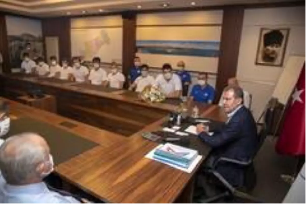 Seçer, Mersin Büyükşehir Belediyesi Erkek Basketbol Takımı ile bir araya geldi