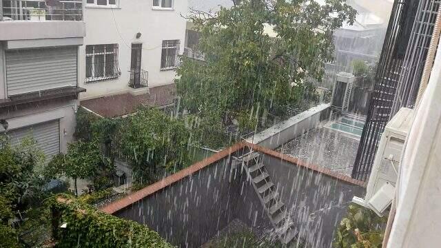 Son Dakika! İstanbul'da beklenen sağanak yağış ve dolu başladı, Meteoroloji'den sel ve su baskını uyarısı geldi Son Dakika! İstanbul'da beklenen sağanak yağış ve dolu başladı, Meteoroloji'den sel ve su baskını uyarısı geldi