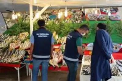 Tezgahlarda sağlıksız balık satışının önüne geçiliyor Tezgahlarda sağlıksız balık satışının önüne geçiliyor
