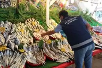 Tezgahlarda sağlıksız balık satışının önüne geçiliyor Tezgahlarda sağlıksız balık satışının önüne geçiliyor