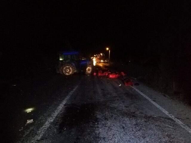 Traktöre arkadan çarpan otomobil takla attı: 2 ölü, 1 yaralı Traktöre arkadan çarpan otomobil takla attı: 2 ölü, 1 yaralı