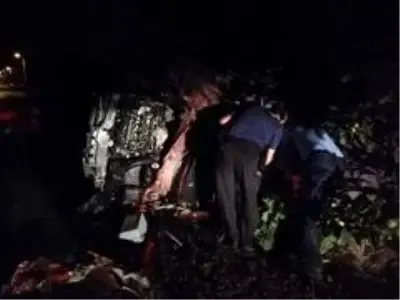 Traktöre arkadan çarpan otomobil takla attı: 2 ölü, 1 yaralı Traktöre arkadan çarpan otomobil takla attı: 2 ölü, 1 yaralı
