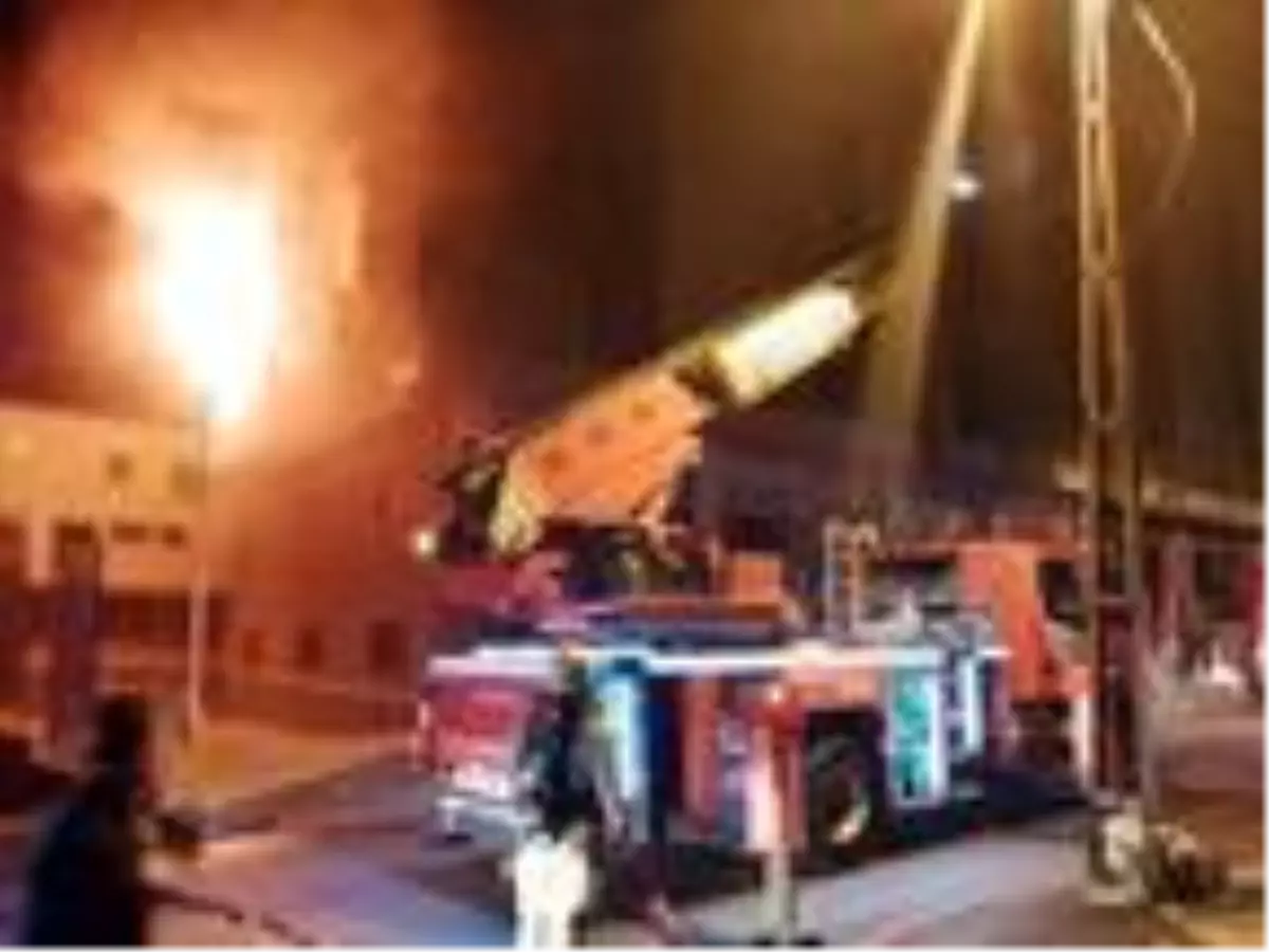 ÜMRANİYE'DE 5 KATLI İŞ YERİNDE KORKUTAN YANGIN
