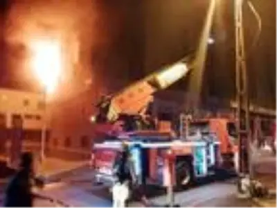ÜMRANİYE'DE 5 KATLI İŞ YERİNDE KORKUTAN YANGIN ÜMRANİYE'DE 5 KATLI İŞ YERİNDE KORKUTAN YANGIN