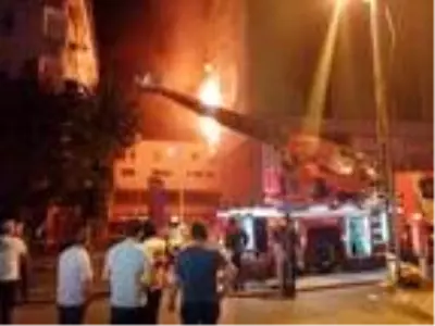 ÜMRANİYE'DE 5 KATLI İŞ YERİNDE KORKUTAN YANGIN ÜMRANİYE'DE 5 KATLI İŞ YERİNDE KORKUTAN YANGIN