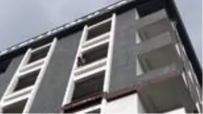 Ümraniye'de dolu binalarda ve araçlarda hasara neden oldu