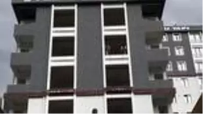 Ümraniye'de dolu binalarda ve araçlarda hasara neden oldu