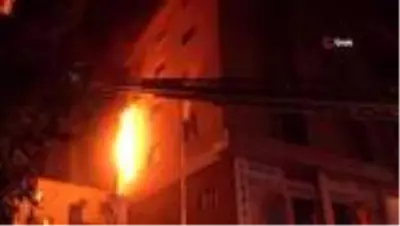 Ümraniye'de konfeksiyon atölyesi alev alev yandı Ümraniye'de konfeksiyon atölyesi alev alev yandı