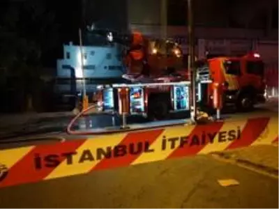 Ümraniye'de konfeksiyon atölyesi alev alev yandı Ümraniye'de konfeksiyon atölyesi alev alev yandı