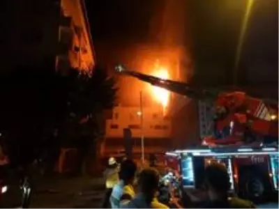 Ümraniye'de konfeksiyon atölyesi alev alev yandı Ümraniye'de konfeksiyon atölyesi alev alev yandı