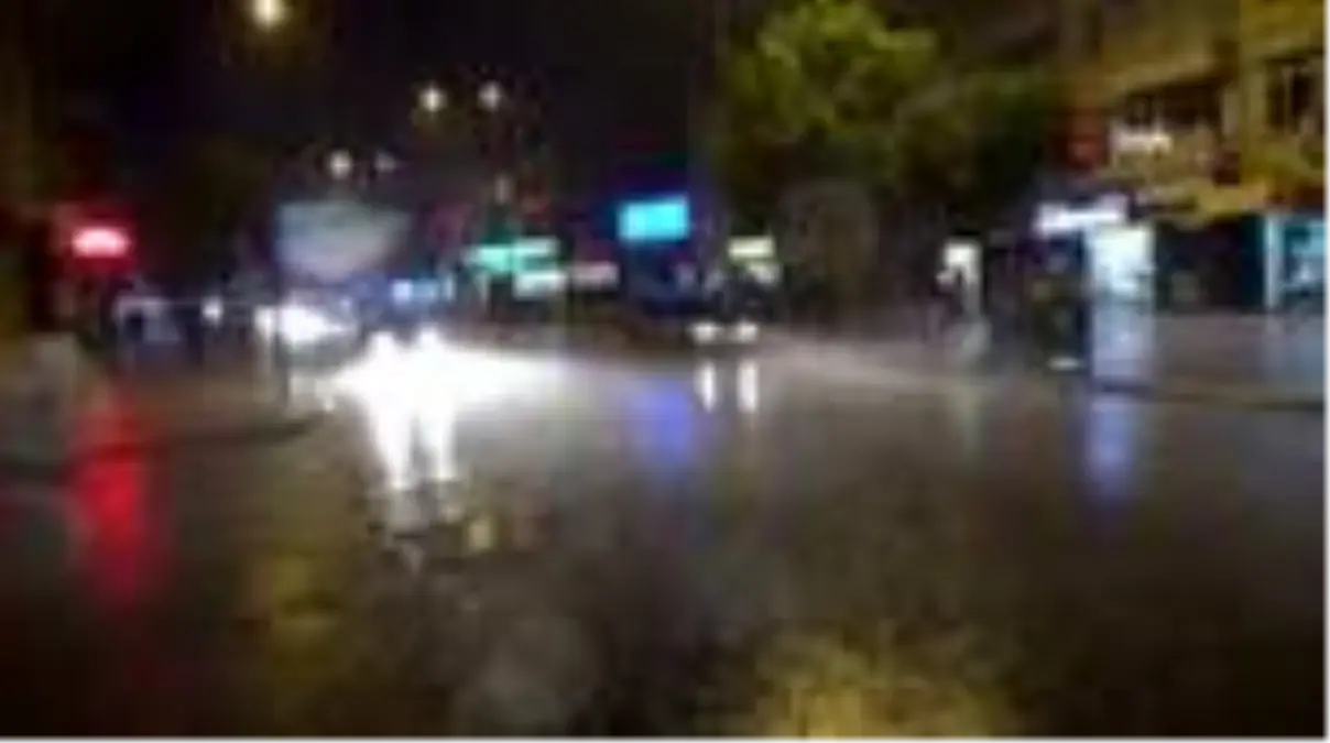 Vatandaşlar aniden bastıran sağanak yağışa hazırlıksız yakalandı