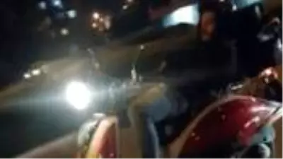 Trafik canavarı, yatarak motosiklet sürdü! Hem kendi hem de başkalarının canını hiçe saydı Trafik canavarı, yatarak motosiklet sürdü! Hem kendi hem de başkalarının canını hiçe saydı