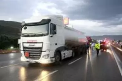 Yavaşlayan trafikte önündeki tankere çarptı: 1 yaralı Yavaşlayan trafikte önündeki tankere çarptı: 1 yaralı
