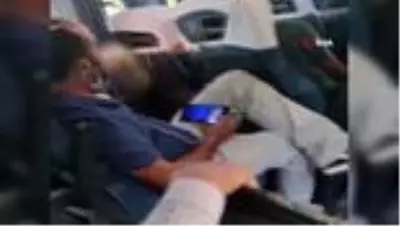 Yolcu minibüsünde çılgına çevirecek görüntüler: Maskesini çıkarıp alkol kullandı Yolcu minibüsünde çılgına çevirecek görüntüler: Maskesini çıkarıp alkol kullandı