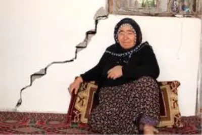 Zemini kayan mahalledeki ağır hasarlı evlerde oturuyorlar Zemini kayan mahalledeki ağır hasarlı evlerde oturuyorlar