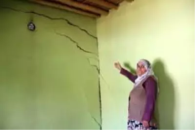 Zemini kayan mahalledeki ağır hasarlı evlerde oturuyorlar Zemini kayan mahalledeki ağır hasarlı evlerde oturuyorlar