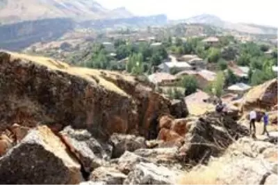 Zemini kayan mahalledeki ağır hasarlı evlerde oturuyorlar Zemini kayan mahalledeki ağır hasarlı evlerde oturuyorlar