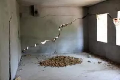 Zemini kayan mahalledeki ağır hasarlı evlerde oturuyorlar Zemini kayan mahalledeki ağır hasarlı evlerde oturuyorlar