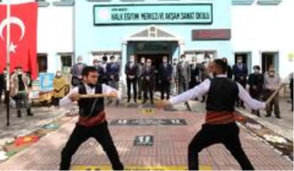 Ağrı Valisi Dr. Varol, Halk Eğitim Merkezi'nde açılan öğrenme sergisini ziyaret etti