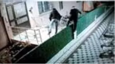 Aile üyeleri mutfakta yemek yerken, evi soyan hırsızlar kameralara yakalandı Aile üyeleri mutfakta yemek yerken, evi soyan hırsızlar kameralara yakalandı