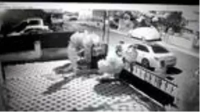 Aile üyeleri mutfakta yemek yerken, evi soyan hırsızlar kameralara yansıdı Aile üyeleri mutfakta yemek yerken, evi soyan hırsızlar kameralara yansıdı