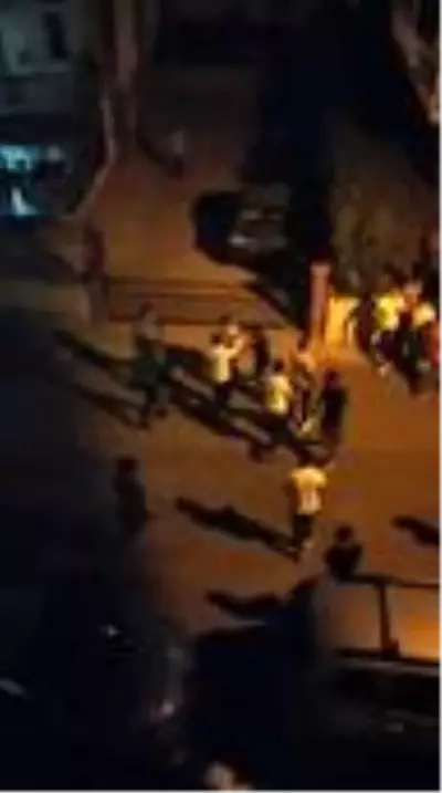 Asker uğurlamasına tepki gösterenlere öfkelenip, ortalığı tozu dumana kattılar- Mahalleli... Asker uğurlamasına tepki gösterenlere öfkelenip, ortalığı tozu dumana kattılar- Mahalleli...