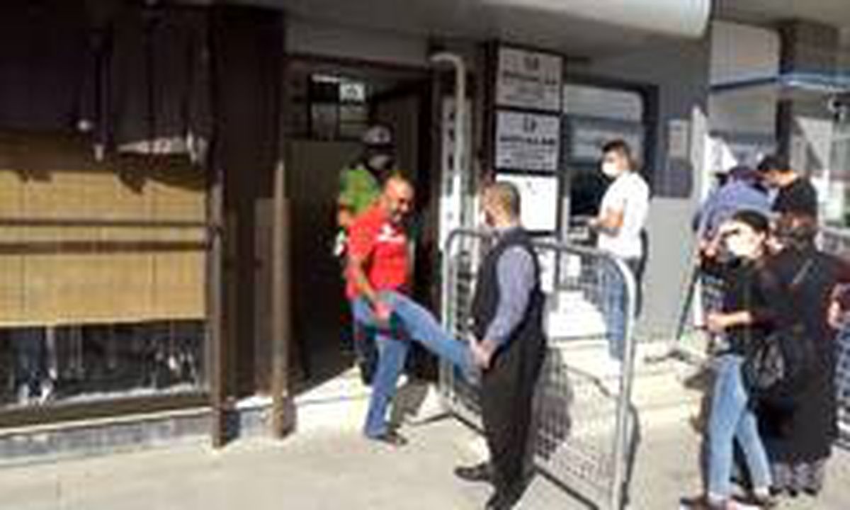 İntihardan vazgeçirilip çatıdan indirildi, kendisinden sonra çatıya çıkmak isteyen kişiyi tekmeledi