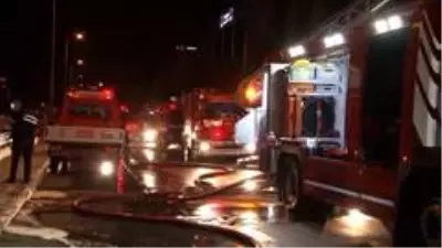 Beylikdüzü'nde tekstil fabrikasının deposunda yangın çıktı Beylikdüzü'nde tekstil fabrikasının deposunda yangın çıktı