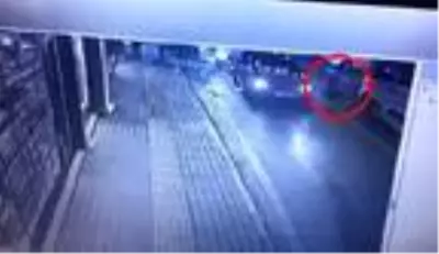 Bursa'da, servis minibüsünün kadına çarptığı kaza anı güvenlik kamerasında Bursa'da, servis minibüsünün kadına çarptığı kaza anı güvenlik kamerasında