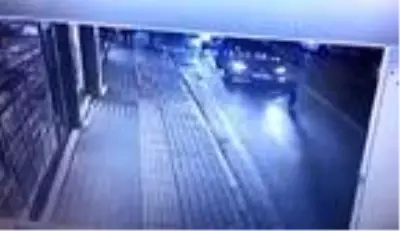 Bursa'da, servis minibüsünün kadına çarptığı kaza anı güvenlik kamerasında Bursa'da, servis minibüsünün kadına çarptığı kaza anı güvenlik kamerasında