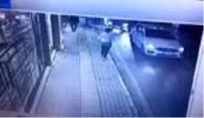 Bursa'da, servis minibüsünün kadına çarptığı kaza anı güvenlik kamerasında Bursa'da, servis minibüsünün kadına çarptığı kaza anı güvenlik kamerasında