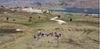Solotürk: Çalıkuşu Tuğba, köylerde okuma atölyeleri kurarak öğrencilerin gönlüne dokunuyor Solotürk: Çalıkuşu Tuğba, köylerde okuma atölyeleri kurarak öğrencilerin gönlüne dokunuyor
