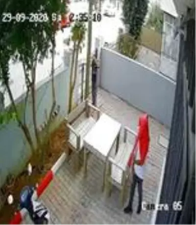 Ceketiyle başını kapatıp, ellerini kollarını sallaya sallaya çaldılar Ceketiyle başını kapatıp, ellerini kollarını sallaya sallaya çaldılar