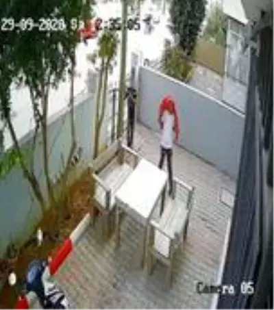 Ceketiyle başını kapatıp, ellerini kollarını sallaya sallaya çaldılar Ceketiyle başını kapatıp, ellerini kollarını sallaya sallaya çaldılar
