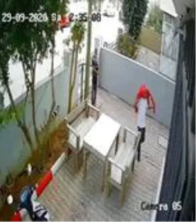 Ceketiyle başını kapatıp, ellerini kollarını sallaya sallaya çaldılar Ceketiyle başını kapatıp, ellerini kollarını sallaya sallaya çaldılar