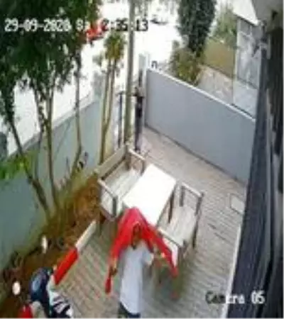 Ceketiyle başını kapatıp, ellerini kollarını sallaya sallaya çaldılar Ceketiyle başını kapatıp, ellerini kollarını sallaya sallaya çaldılar