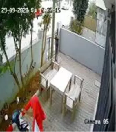 Ceketiyle başını kapatıp, ellerini kollarını sallaya sallaya çaldılar Ceketiyle başını kapatıp, ellerini kollarını sallaya sallaya çaldılar